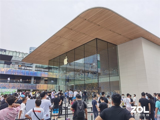 apple store三里屯新店开幕 没新品依旧人山人海