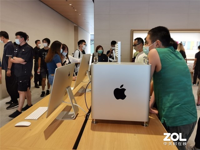 apple store三里屯新店开幕 没新品依旧人山人海